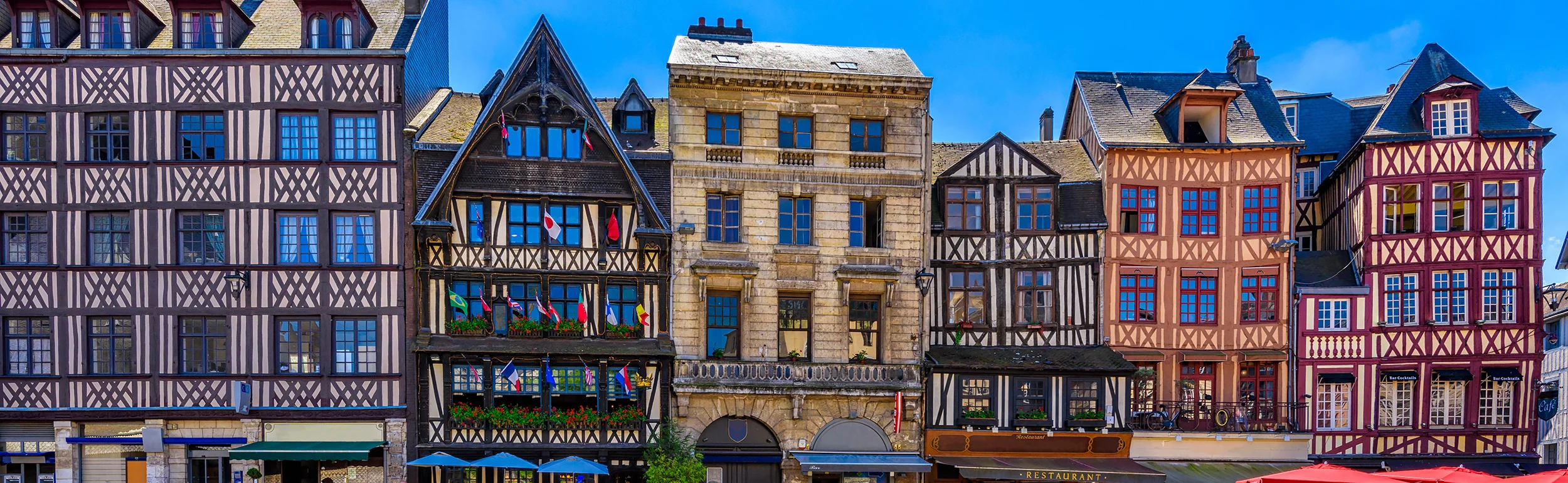 Vue panoramique de la place du Vieux-Marché avec la façade de La Couronne à Rouen.