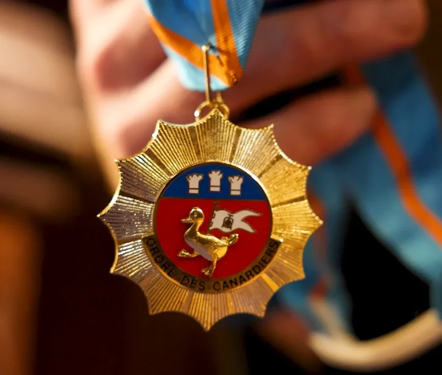 Ordre des Canardiers Médaille de l'Ordre des Canardiers, symbole de la tradition du canard à la rouennaise à La Couronne