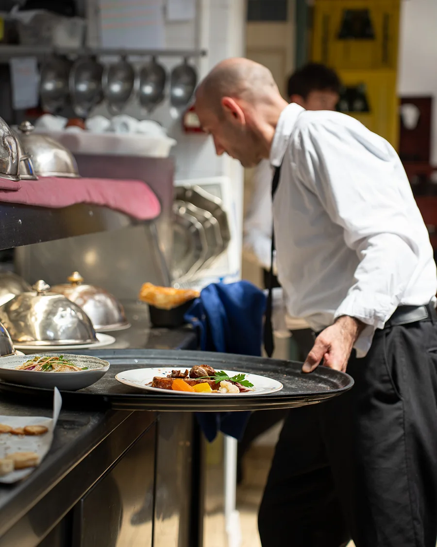 Équipe de salle - Service Membre de l'équipe de salle de La Couronne assurant le service au restaurant à Rouen