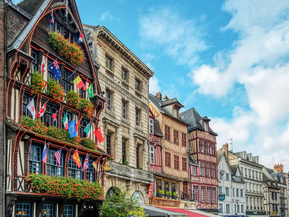 Façade de La Couronne à Rouen Façade de La Couronne, la plus vieille auberge de France, située place du Vieux-Marché à Rouen.