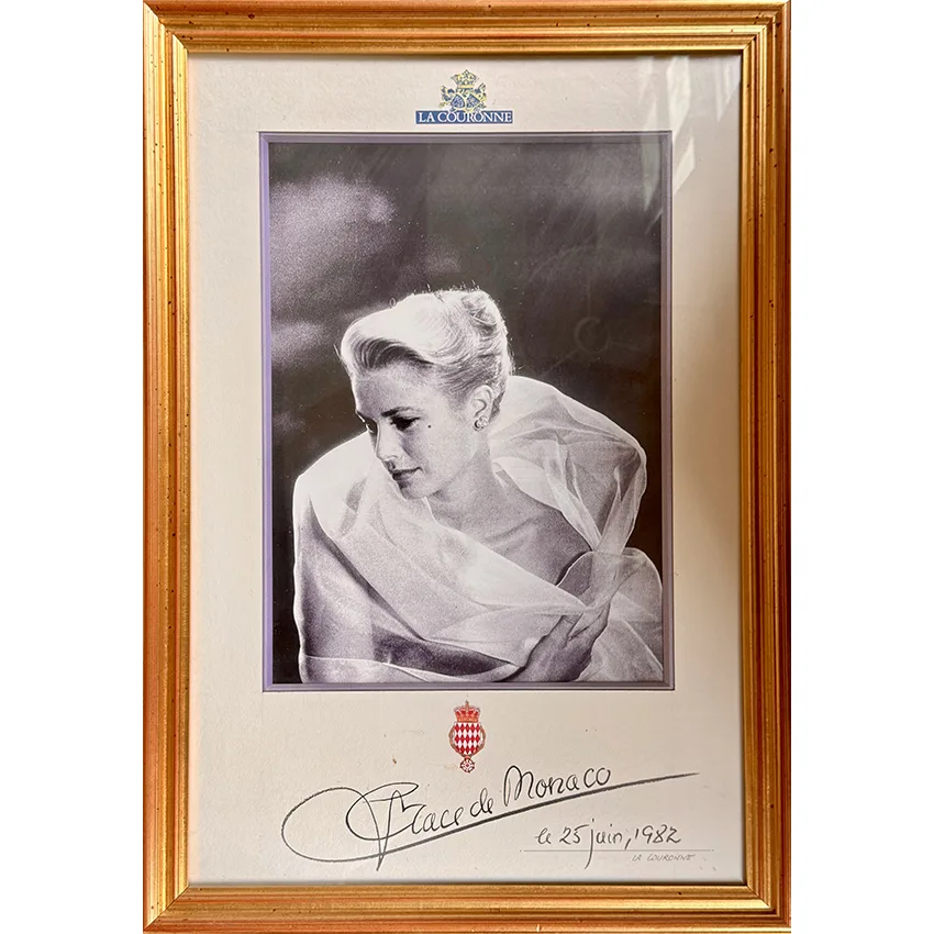 la-couronne-rouen-livre-dor-grace-de-monaco