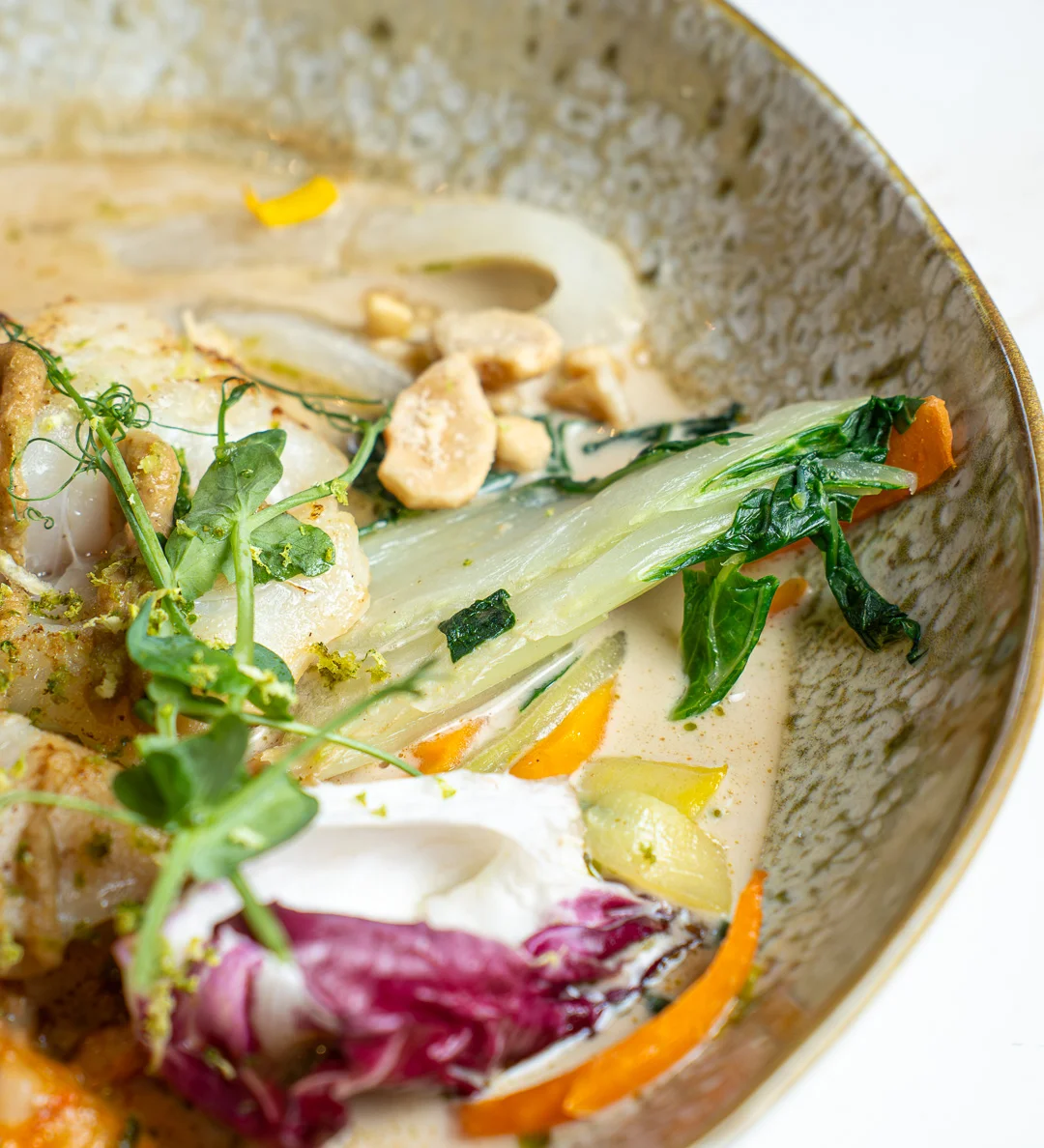 Cuisine de saison – La Couronne Plat de cuisine française mettant à l'honneur les produits de saison, servi au restaurant La Couronne à Rouen.