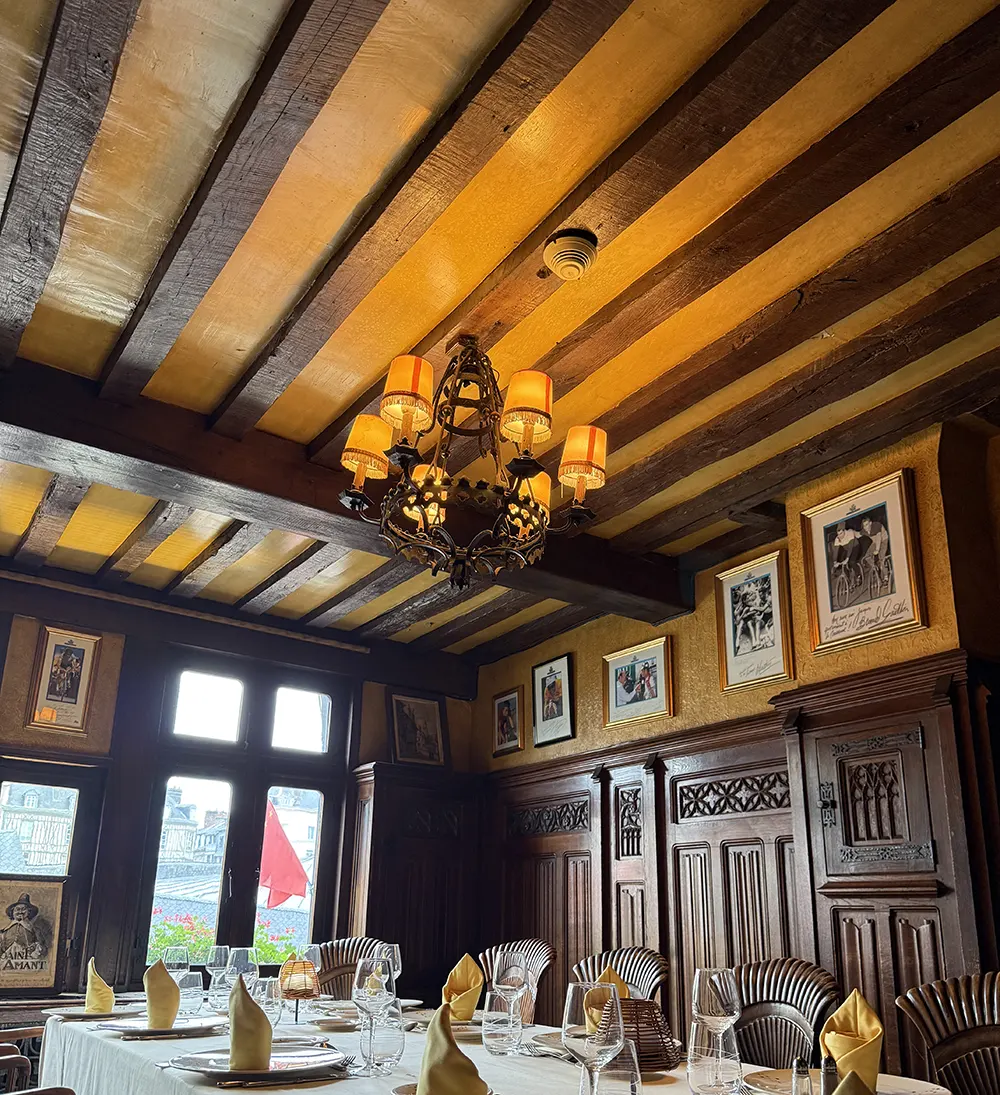 la-couronne-rouen-salon-des sportifs-plafond LA COURONNE