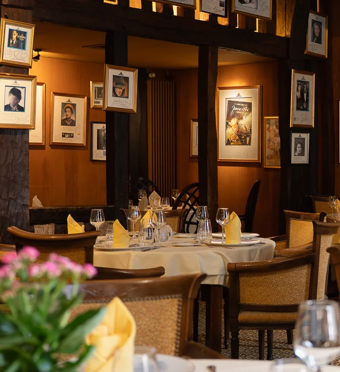 la-couronne-rouen-salon-honneur-tables LA COURONNE