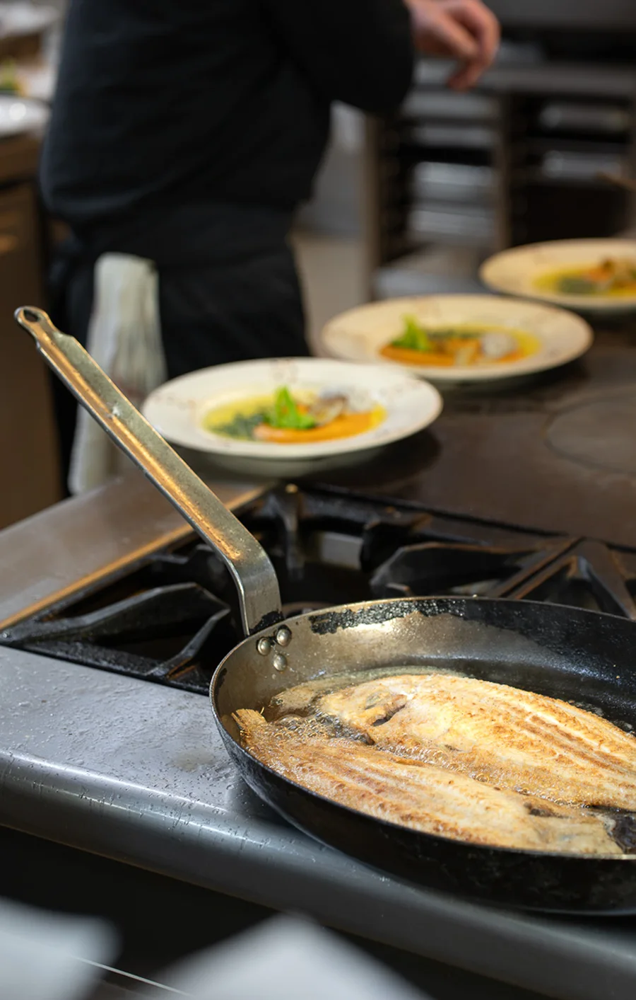 Sole meunière - La Couronne Sole meunière préparée dans les cuisines de La Couronne à Rouen, plat emblématique lié à Julia Child.