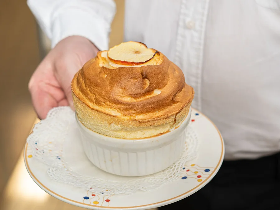 Soufflé Normand - Menu Prestige Soufflé Normand servi à La Couronne, spécialité historique du restaurant gastronomique à Rouen