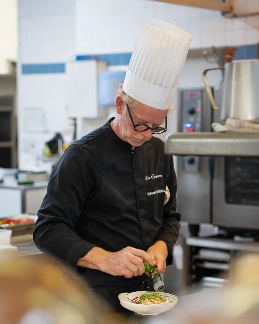 Vincent Taillefer, Chef de La Couronne Vincent Taillefer, chef de La Couronne, dressant une assiette dans les cuisines du restaurant à Rouen