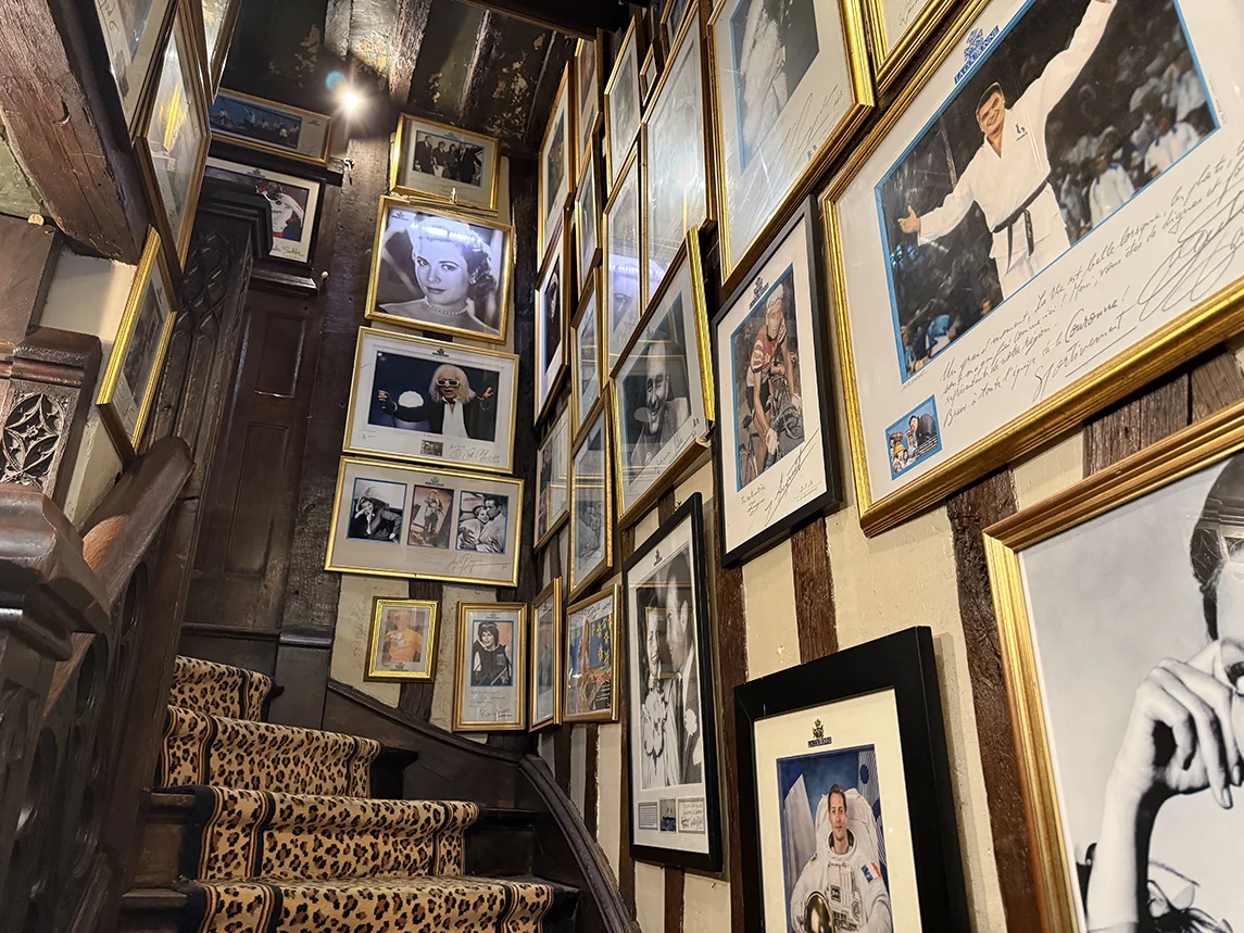 Façade de La Couronne, restaurant gastronomique à Rouen. C'est la plus vieille auberge de France, située place du Vieux-Marché à Rouen.