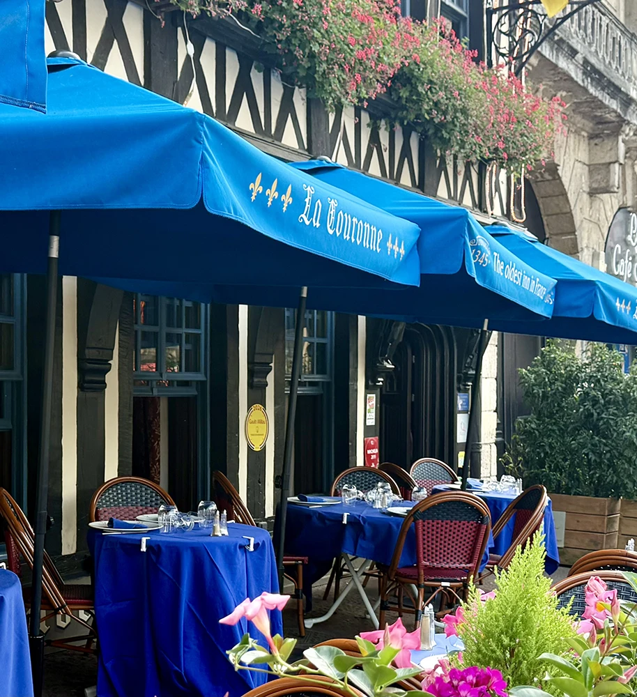 Tables dressées dans le Salon des Rôtisseurs de La Couronne à Rouen